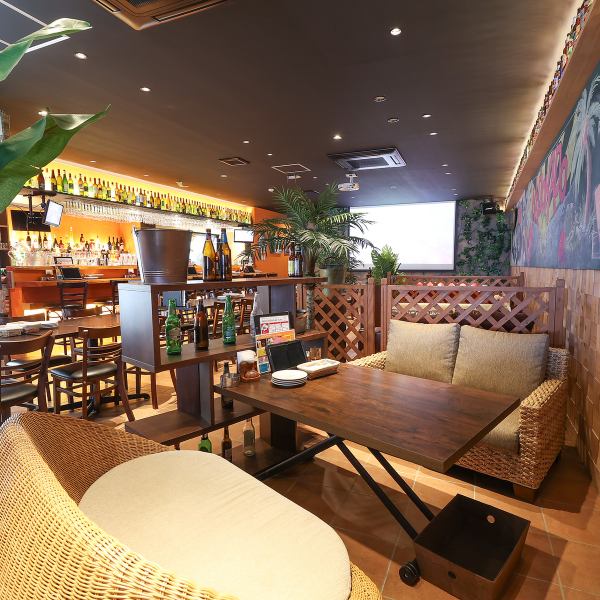 店内は、シンプルでおしゃれな内装で、大人の夜を演出します。お料理の調理風景も楽しめるカウンター席(6席)や、リラックスできるソファー席(6名がけ)、そして最大30名様でご利用可能なテーブル席をご用意。多彩な席種で、お客様の多様なニーズにお応えします。飲み足りない時には、二次会利用としてご活用ください!