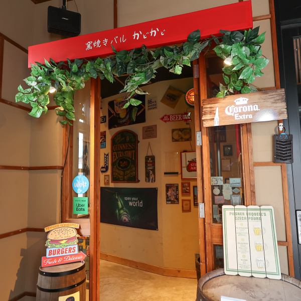 JR岩見沢駅徒歩8分の好アクセスな立地に佇む当店。店内は、大人の隠れ家のようなシンプルで落ち着いた雰囲気です。お仕事帰りのちょい飲みから、友人との女子会、会社のご宴会まで、幅広いシーンにご利用いただけます。少人数でも大人数でも、ゆったりとしたお席でこだわり料理を囲み、楽しいひとときをお過ごしください。