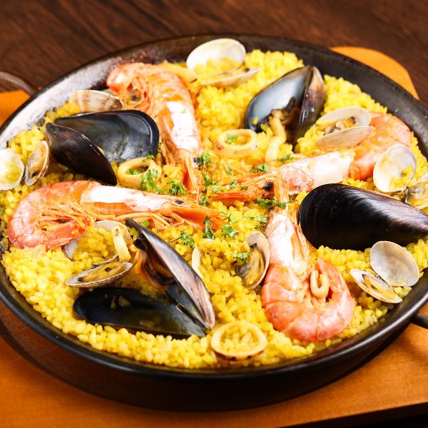 本格的な香りに誘われる!魚介の旨味が溶け込んだサフランライス香る絶品パエリア