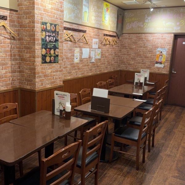 広々とした店内は、ファミリーでのお食事や会社宴会、仲間との打ち上げなど、様々なシーンでのご利用に最適！最大横並びで22名様まで座れるスペースがあり、15名様以上で貸切も可能。ゆったりとした空間で、楽しい会話と共に美味しい料理を楽しむことができます。特別な日を大切な人たちと過ごす場としてぜひご利用下さい♪