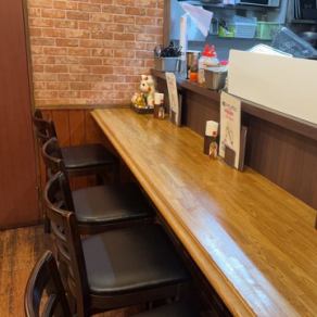 当店のカウンター席は、1人で気軽にお越しいただけるスペースです。全4席をご用意しており、仕事帰りのサク飲みやちょっとしたお食事にぴったりの環境です。おひとり様でも安心してご利用いただけるのが魅力で、リラックスした雰囲気の中でお食事をお楽しみいただけます。自分だけの特別な時間をぜひ当店でお過ごしください