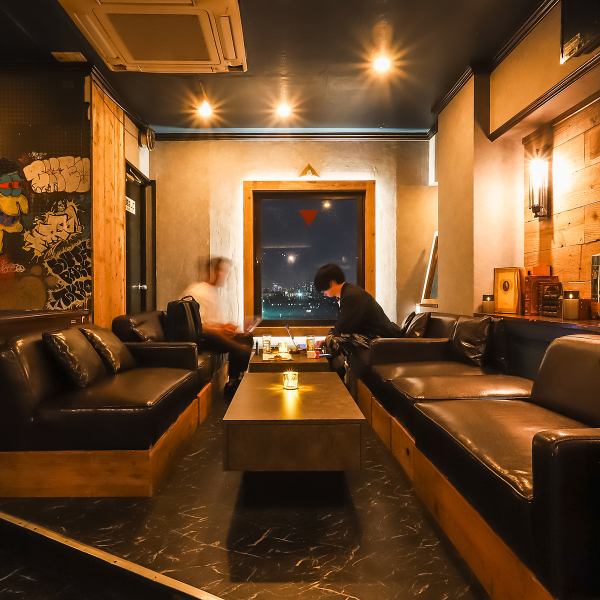 VIP席で周りを気にせず、よりプライベートな時間を満喫したい方にはVIP席がおすすめです！上質なインテリアに囲まれたワンランク上の空間は、まさに大人のための隠れ家♪2人きりの特別なデートはもちろん、ご友人や同僚など複数名でのご利用にも最適です◎ふかふかのソファに身を委ね、極上の夜をお楽しみください！