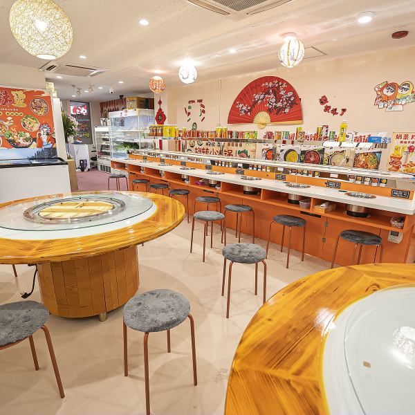 店内は明るく清潔感があり、初めてでも入りやすい雰囲気。回転レーンを中心にしたレイアウトで、具材を選ぶ楽しさがそのまま体験できます。ひとりでも利用しやすく、ランチにもディナーにも使える便利さが魅力の空間です。