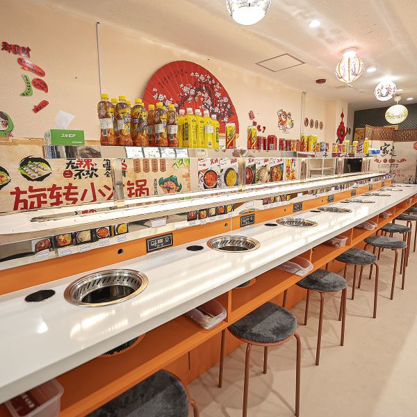 全席がゆったり配置され、食事に集中しやすい落ち着いた空気感を演出。ランチの利用はもちろん、ディナーでは回転火鍋や円卓鍋を囲みながら長時間でも快適に過ごせます。幅広いシーンで使いやすいよう工夫された空間です。