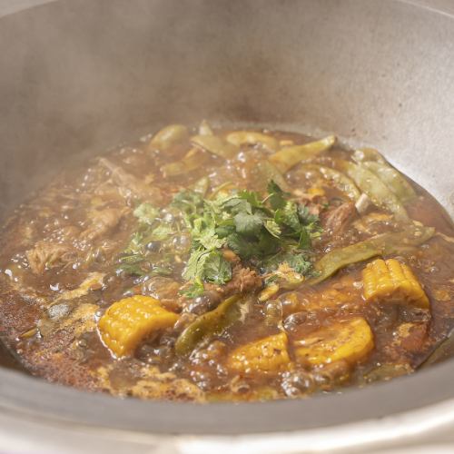 【円卓で囲む豪快な鉄鍋煮込みは集まりに最適】鉄の鍋煮込み(4~6人前)