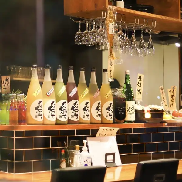 【カウンター】ぶるーちゃは店内の雰囲気はもちろんのこと、カウンターにとにかくこだわりました。お一人様でもデートでも広々としたカウンター席でお寛ぎください。