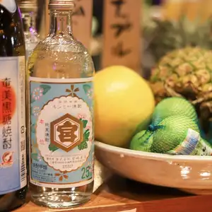 野菜やお酒をインテリアの一部として置いております。