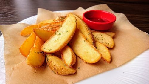 Freshly fried potato fries / FRENCH FRIES