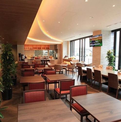 The spacious interior is ideal for various banquets and parties ♪