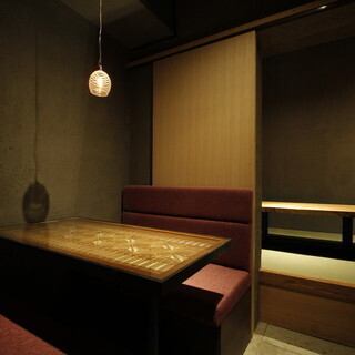 <p>静かに語らう、上質な半個室空間</p>