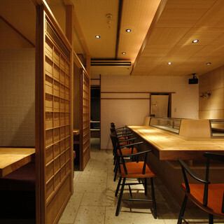 <p>ぬくもり感じる木のカウンター</p>
