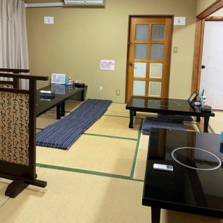 It is a room of a tatami room.This is a non-private room that can accommodate 4 groups of customers.Rest assured that there are ample spacing and dividers.If there is a vacancy in the private room due to cancellation etc., we will prepare a private room.