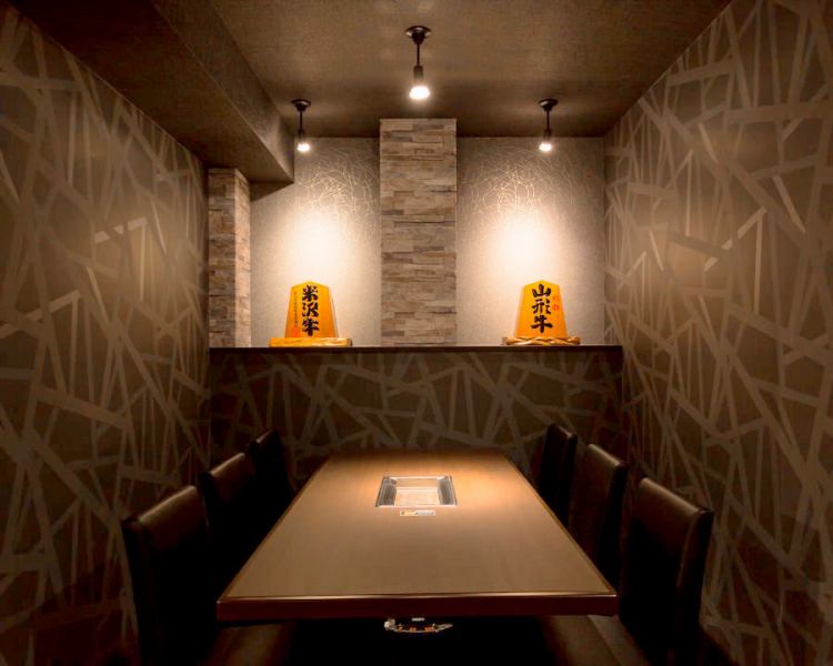 落ち着きある和モダンの内装は、記念日のお食事にもぴったり。ケーキの持ち込みも可能です。上質なお肉とお酒で、贅沢なひとときをお過ごしください。