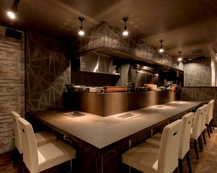 気軽に楽しめるカウンター席は、1～2名様でのお食事に最適。一人焼肉やカジュアルなデートに、ぜひご利用ください。