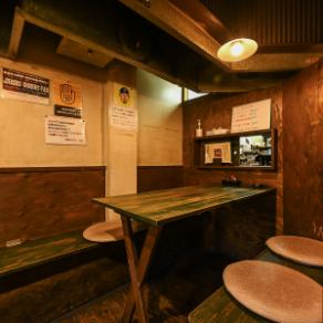 最大9名様までお座りいただける個室席をご用意しております。