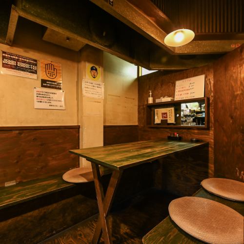 最大9名様までお座りいただける個室席をご用意しております。