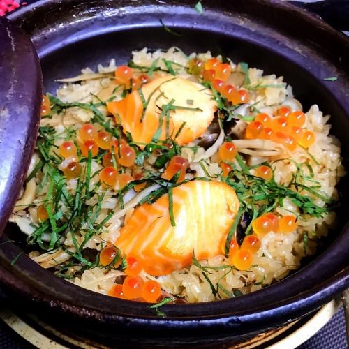 Rice cooked with salmon and salmon roe (1 go)