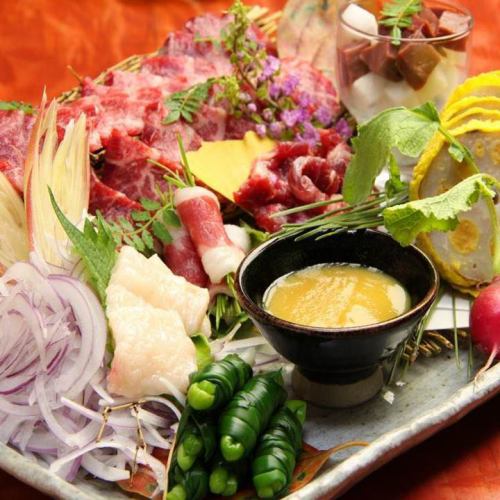 Taste the Kumamoto specialty horse sashimi!