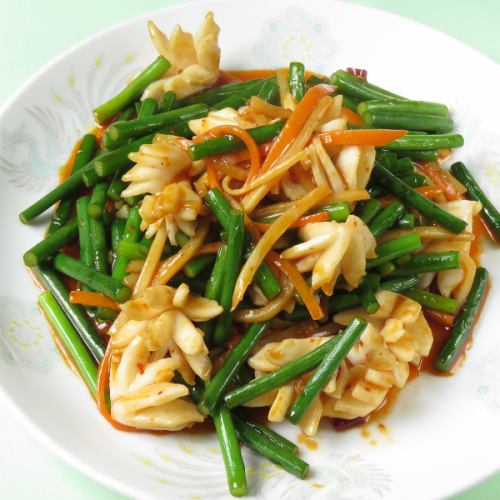 Stir-fried seafood and egg / Stir-fried squid and garlic sprouts