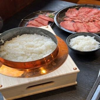 ふっくら炊き立て！名物銅の羽釜ご飯