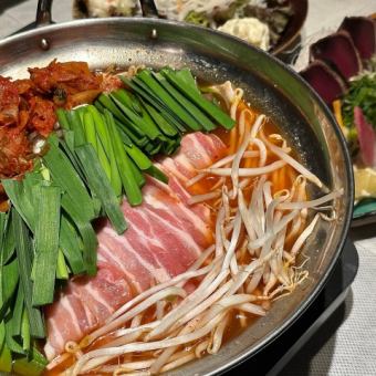 [Banquet course with 2 hours all-you-can-drink] 11 dishes including grilled bonito on straw, pork kimchi hotpot or chicken broth hotpot ★ 4,980 yen
