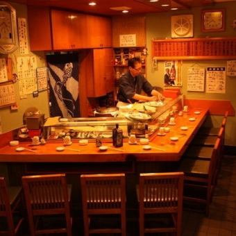商店中有8个柜台座位。您可以在寿司店里度过一段独特的时光，同时与店主交谈。与朋友，家人和情侣约会的理想之选。请一边欣赏工匠的作品一边享用美食。