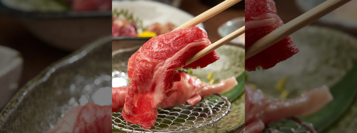 구애된 고기 요리를 일본식 모던 공간에서 즐기세요.