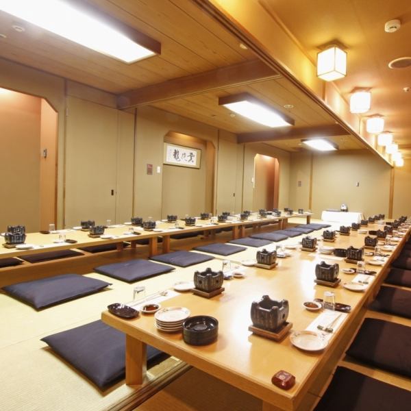 還有一個可容納多達60人的榻榻米房間！在福岡一家著名的商店裡可以品嚐新鮮時令美食的宴會。