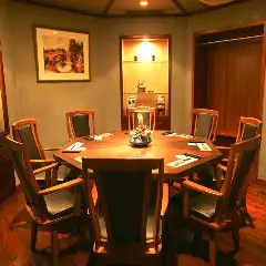 【僅限7月～8月】「博多內臟鍋梅」套餐，包含4種生魚片、炸茄子等，120分鐘無限暢飲，6800日元→6300日元