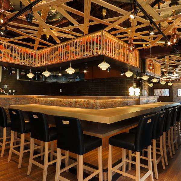【中野駅徒歩3分】中野に新しくオープンした当店は、デザイナー監修の洗練された内装が魅力。雰囲気抜群の店内で、厳選されたお酒と共に絶品の料理をお楽しみいただけます。また、プライベートなひとときを過ごせる個室もご用意。特別な時間を演出するこだわりの空間で、心ゆくまでご堪能ください。