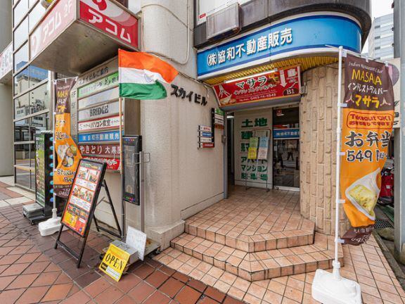 【平塚駅北口より徒歩約4分】　当店はこちらのスカイビル入口を入っていただき、地下1階になります！お気軽にお立ち寄りください。