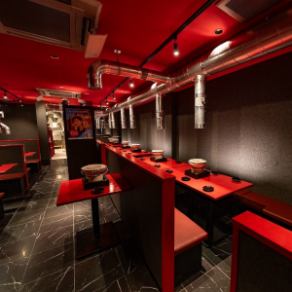 Perfect for company banquets or get-togethers with friends, the spacious group seating can accommodate up to 12 people.The red tables will whet your appetite, and you can enjoy a lively time gathered around delicious meat grilled on a charcoal hibachi grill.