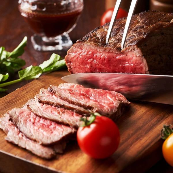 旨味と食感が際立つランプや豚肩ロースなどの塊肉を豪快にグリルで提供！