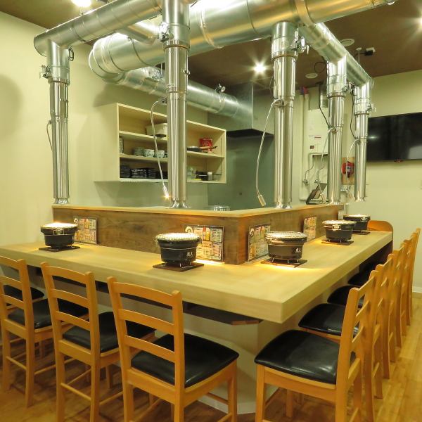 【札幌に新店登場、コンパクトな焼肉店】新しく綺麗な店内はコンパクトでこじんまりとしており、肩の力を抜いてカジュアルにご来店いただける雰囲気となっております。同僚や友人と飲みたい時に、ふらっとお気軽にお立ち寄りください♪