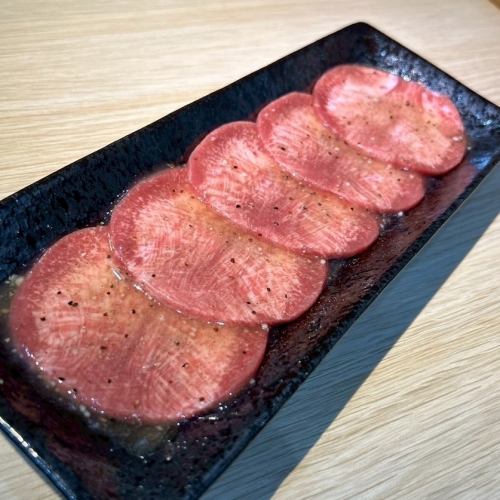 【お酒のお供にも！】一口食べればヤミツキになる自慢の一皿◆上牛タン　1408円（税込）