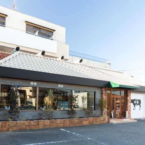 白を基調としたモダンな外観が目印
