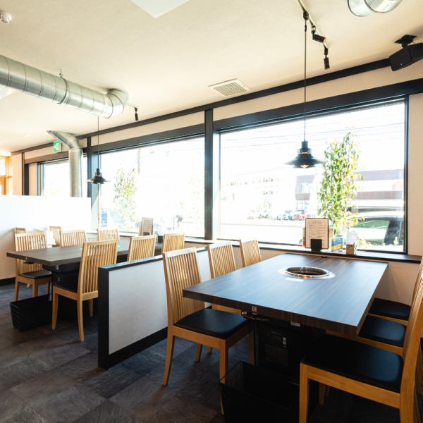 建築士でもあるオーナーが壁紙や照明ひとつひとつにまでこだわった、お洒落で和モダンなデザイナーズ空間。明るくも落ち着きがあり、上質ながらも心安らぐ居心地の良さが魅力です。お席によって異なる雰囲気が楽しめることも魅力。少人数から団体様まで様々なシーンでご利用いただけます。