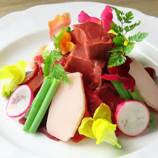 特別な記念日は馬肉ケーキ付コースでお祝いしませんか?デザートプレートもございます