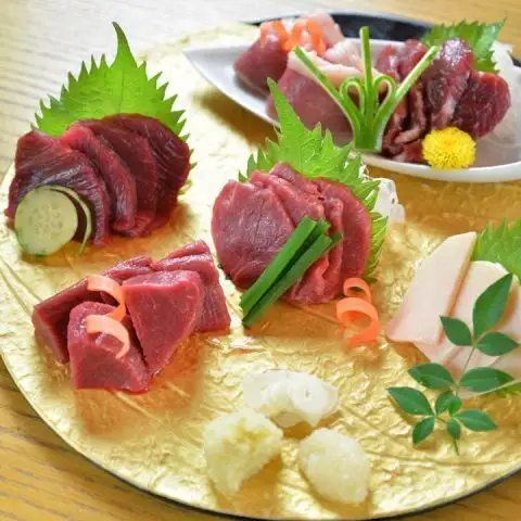 品尝来自仙狐农场的鲜美马肉刺身◎ 特选马肉刺身拼盘♪