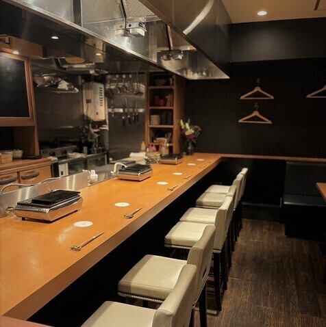 【落ち着きある雰囲気の店内】当店はカウンターを6席、4名様テーブルを2席ご用意しております◎カウンターではデートや接待、お1人様でのご利用に。テーブルでは接待や宴会のご利用にお使いいただけます。当店でごゆっくりおくつろぎください♪