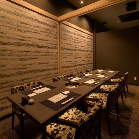 [Private space in a completely private room] Our most popular seat.It can accommodate up to 8 people.Recommended for small to medium-sized gatherings such as company banquets, entertainment and celebrations.Please enjoy the finest Japanese beef in a chic and calm atmosphere.You can enjoy your time with your friends without hesitation.