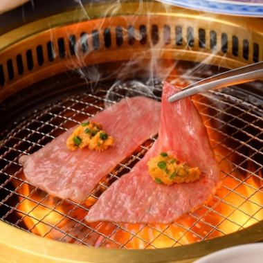 ``Sea urchin x Yakiniku x Sake course'' with all-you-can-drink Miyagi local sake, 10 dishes including beef sashimi, yukhoe, meat sushi, etc. 10,000 yen (tax included)