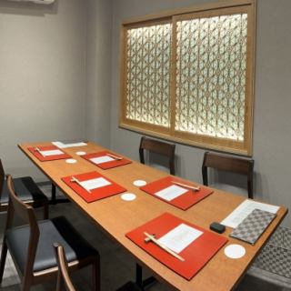 【8人包廂】與親密的朋友一起放鬆，品嚐來自日本各地的稀有日本酒。