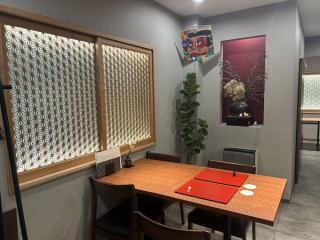 【ご接待などに適した個室】4～8名様でご利用可能な個室は、プライベートなお食事会をご満喫いただけます。