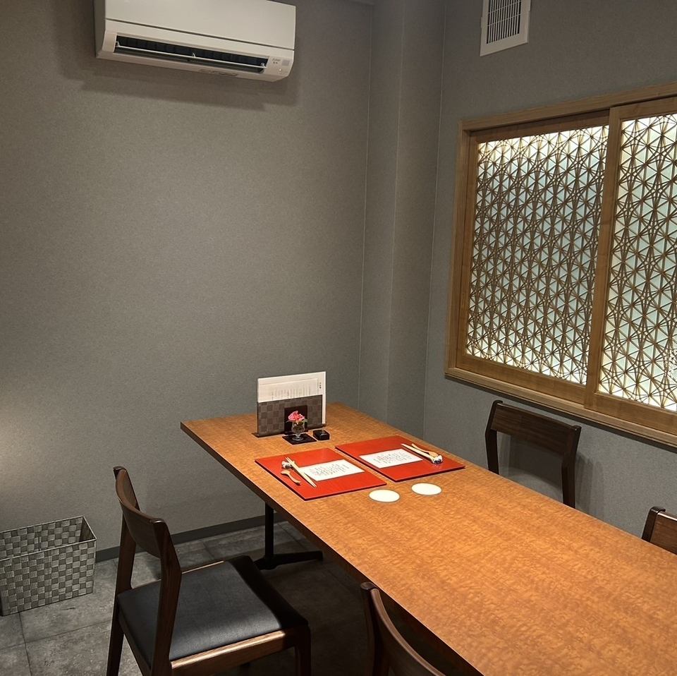 グレーと白を基調としたシックな内装でリラックスできる環境です