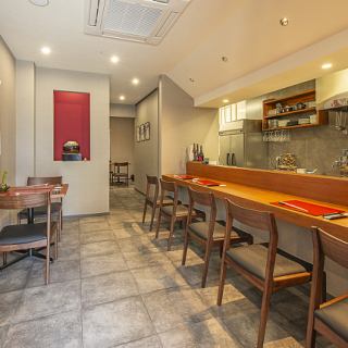 【ゆったり過ごせるカウンター席】大人のデートにもおすすめの雰囲気の良いカウンター席を完備しております。