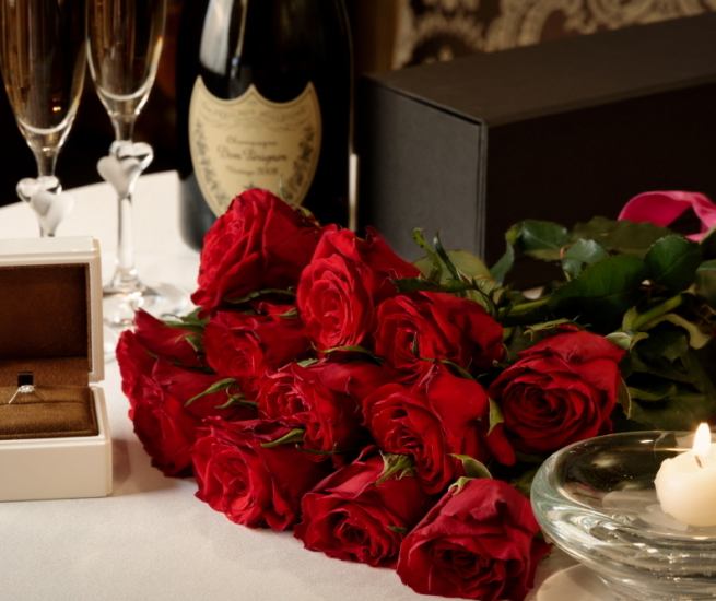 Directed with a cake wrapped in crimson roses.For celebrations and proposals...♪