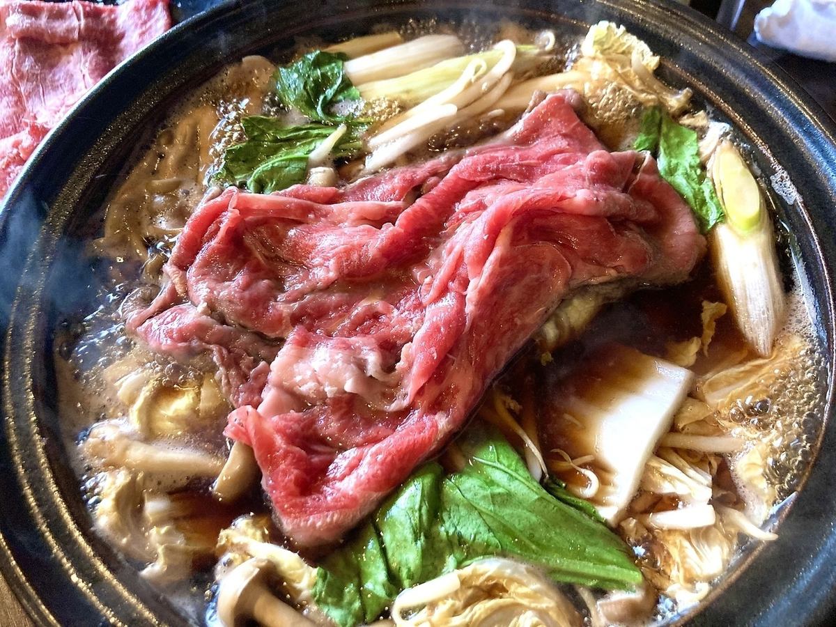 Enjoy exquisite sukiyaki and wine in a hideaway space for adults on the 3rd floor of a building, 3 minutes walk from Honmachi Station.