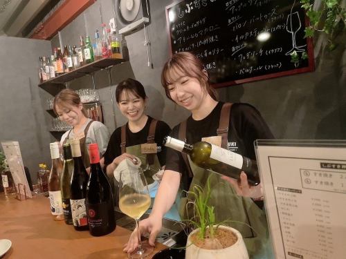 Glass wine available from 858 yen (tax included)
