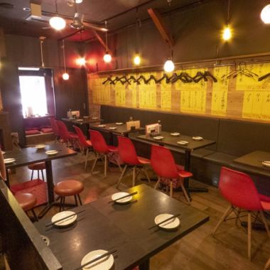 【テーブル席】昭和の古典的な風情を残し、老若男女問わず楽しんでいただける空間になっております。テーブル席はレイアウト変更可能で、3名様から20名様前後でのご利用も可能◎人数様によってご案内いたしますので、会社宴会からプライベートシーンまで幅広くご利用ください♪最大60名様での貸切も承ります！